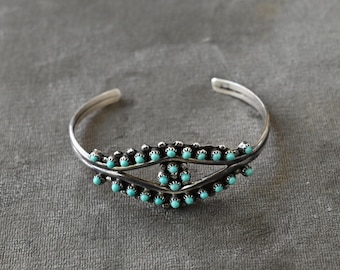 Pretty Zuni-manchet gesigneerd "HRG" Petit Point Doornroosje turkoois en sterling-manchet naaldpunt 6,25" pasvorm met opening 26 edelstenen 9,3 gram