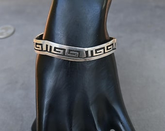 Bracciale rigido Hopi in argento sterling con splendido design geometrico, 6 5/8 pollici indossabili, 3/8" di larghezza, bracciale rigido Hopi vintage, 16,4 grammi