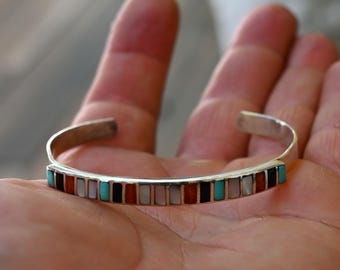 Nieuwe Zuni-stijl sterling en inlegwerk turkoois, koraalrood, dweil en onyx manchetten van 6 1/2 tot 7 inch, passen op 19 edelstenen: 11,8 gram