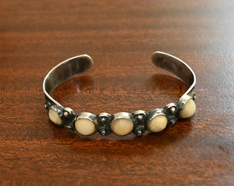 Bracciale rigido messicano antico (anni '30) raro in argento sterling e agata color crema, 22 grammi, 6 3/4 pollici di circonferenza con spazio - Stile nativo americano unico