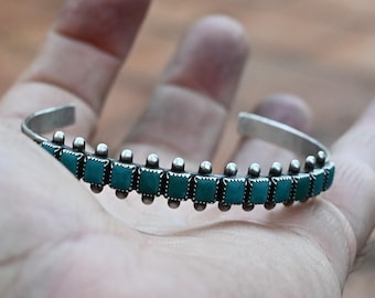 Vintage Zuni-stam sterlingzilver en Royston Turquoise Petit Point-manchetarmband met een omtrek van 6 1/4 draagbare inch (13 stenen)