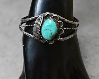Bracciale rigido vintage Navajo Tribe "Flower" in argento sterling e turchese verde Royston - lunghezza 6 1/2" (circa 16,5 cm) con spazio libero - circa anni '50, 16,3 grammi.