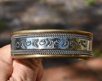 Bracciale rigido da uomo Navajo in oro 12 carati e argento sterling di Jerry Cowboy, 33 grammi, 7 1/2 pollici indossabili, 1 7/8 pollici di larghezza! Simboli Navajo