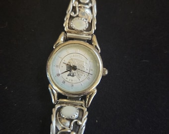 Cinturino per orologio Navajo da donna in argento sterling 925 e madreperla, con puntali inclusi, peso 25,4 grammi, in madreperla radiosa.