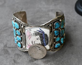 Unieke Navajo Man's Carved Art-manchet van ambachtsman "DB" 78 gram Kingman-turkoois en sterlingzilver 7 3/8 inch draagbaar geweldig detail