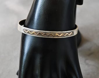 Sterlingzilver en 12 kgf gold filled Navajo zigzag-manchetarmband 11,7 g gesigneerd M 6 5/8 inch draagbaar met opening