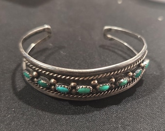 Bracciale vintage Fred Weekoty Zuni in argento sterling e turchese Royston con occhio di serpente, 8 cabochon, lunghezza 6 1/2 pollici (con spazio tra i due), peso 15,3 grammi.
