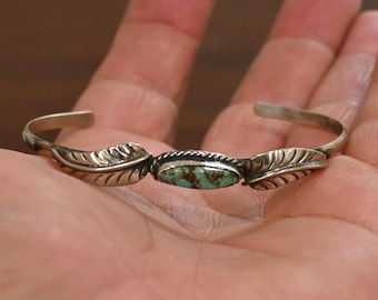Elegante bracciale Navajo vintage in argento sterling e turchese Pilot Mountain Spiderweb - 6 1/2 pollici indossabili con apertura