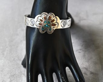 Bracciale vintage Navajo "Sunface" di Tom o Julius Ahasteen in argento sterling con intarsi di gemme, lunghezza indossabile 6 5/8 pollici con apertura, peso 25,5 grammi