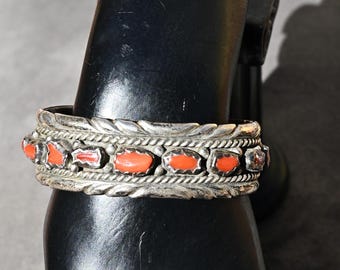 Vintage Navajo-keurmerk "MC" (Melvin Chee)-Navajo-zilversmid koraalrood en sterlingzilveren manchet 6 1/4" draagbaar 47,6 gram 14 koraalsteen