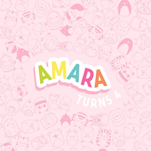 Op de afbeelding: Een roze achtergrond met een patroon van cartoon dieren en de tekst "AMARA TURNS 4" in een kleurrijk, omlijnd lettertype. De dieren omvatten katten, varkens en pinguïns.