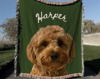 Pode incluir: Uma manta verde tecida com o rosto de um cão castanho-dourado. O nome "Harper" está escrito em branco acima do cão. A manta tem uma borda com franjas. Adequada para um sofá ou cama.
