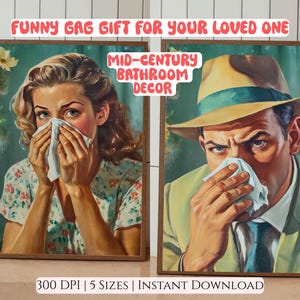Op de afbeelding: Twee vintage-stijl illustraties van mensen die tissues voor hun mond houden. De illustraties zijn ingelijst in bruine houten frames. De tekst "FUNNY GAG GIFT FOR YOUR LOVED ONE" staat bovenaan de afbeelding. De tekst "MID-CENTURY BATHROOM DECOR" staat in een rode box bovenaan de afbeelding. De tekst "300 DPI | 5 SIZES | INSTANT DOWNLOAD" staat onderaan de afbeelding.