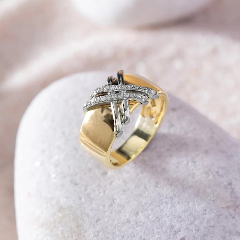 Crossover Men's Wedding Thick Band Moissanite Round Diamond Band Criss Cross Design Two Tone 10K White\Yellow Gold Engagement Ring For Him