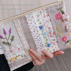 Cartera de tela bordada. Monedero shabby chic. Estuche con cremallera hecho a mano. Regalo para ella. El mejor regalo para mamá.