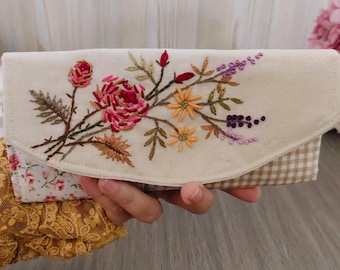 Handgemaakt brillenzakje met geborduurde bloemen: stoffen portemonnee