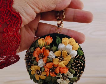 Broche floral hecho a mano, joyería bordada en tonos amarillos: regalos únicos para ella