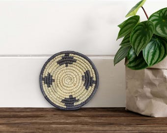 Confezione da 5 cestini con medaglioni in miniatura Boho, mini cestini da parete intrecciati da 5 pollici per chiavi e gioielli, cestino africano colorato, cestino Boho