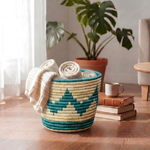 Handvävd krukkorg | 30 cm krämfärgad diamantformad kruka med spiral | Kustnära bohemisk kruka för inomhusbruk | Växtpresent | Ljus heminredning