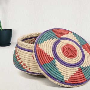 Handwoven Lid Basket, Eco-Friendly Woven Basket with Lid, Rustic Storage Basket, Boho Decor, Fruit Storage, Organizer Basket.