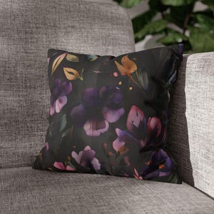 Gesponnen polyester kussensloop met donker bloemenpatroon | Paarse botanische vierkante kussensloop
