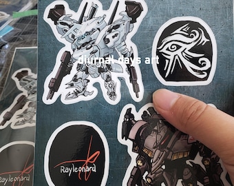 Puede incluir: Una hoja de pegatinas con cuatro pegatinas de personajes de robots de la serie Core of Armor. Las pegatinas están impresas sobre un fondo blanco con contornos negros. La hoja incluye una pegatina en blanco y negro de un ojo con un diseño estilizado, una pegatina de firma en blanco y negro y dos pegatinas de robots en diferentes poses. El texto "CORE OF ARMOR STICHER SHEET series 3" está impreso en la parte superior de la hoja.