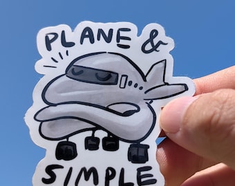 Puede incluir: Una pegatina con un avión de dibujos animados en tonos grises, con las palabras "PLANE & SIMPLE" en negro. El avión tiene una cara sonriente y se sostiene sobre un fondo de cielo azul.