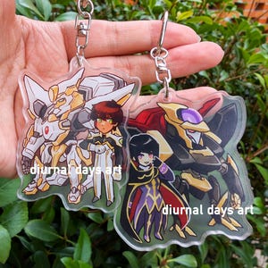 Può includere: Due portachiavi in ​​acrilico trasparente con personaggi anime e mecha. Il portachiavi a sinistra presenta un mecha bianco e oro con un personaggio dai capelli rossi in uniforme bianca. Il portachiavi a destra presenta un mecha nero e viola con un personaggio dai capelli neri in uniforme viola e oro. Entrambi i portachiavi hanno il testo "diurnal days art" stampato su di essi.