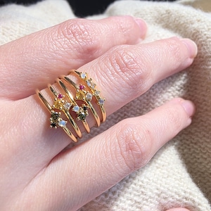 Anillo Mini Tiara – Anillo ajustable de banda abierta con circonitas engastadas a mano – Anillo apilable de oro de 18 quilates – Anillo delicado de múltiples piedras de colores S925