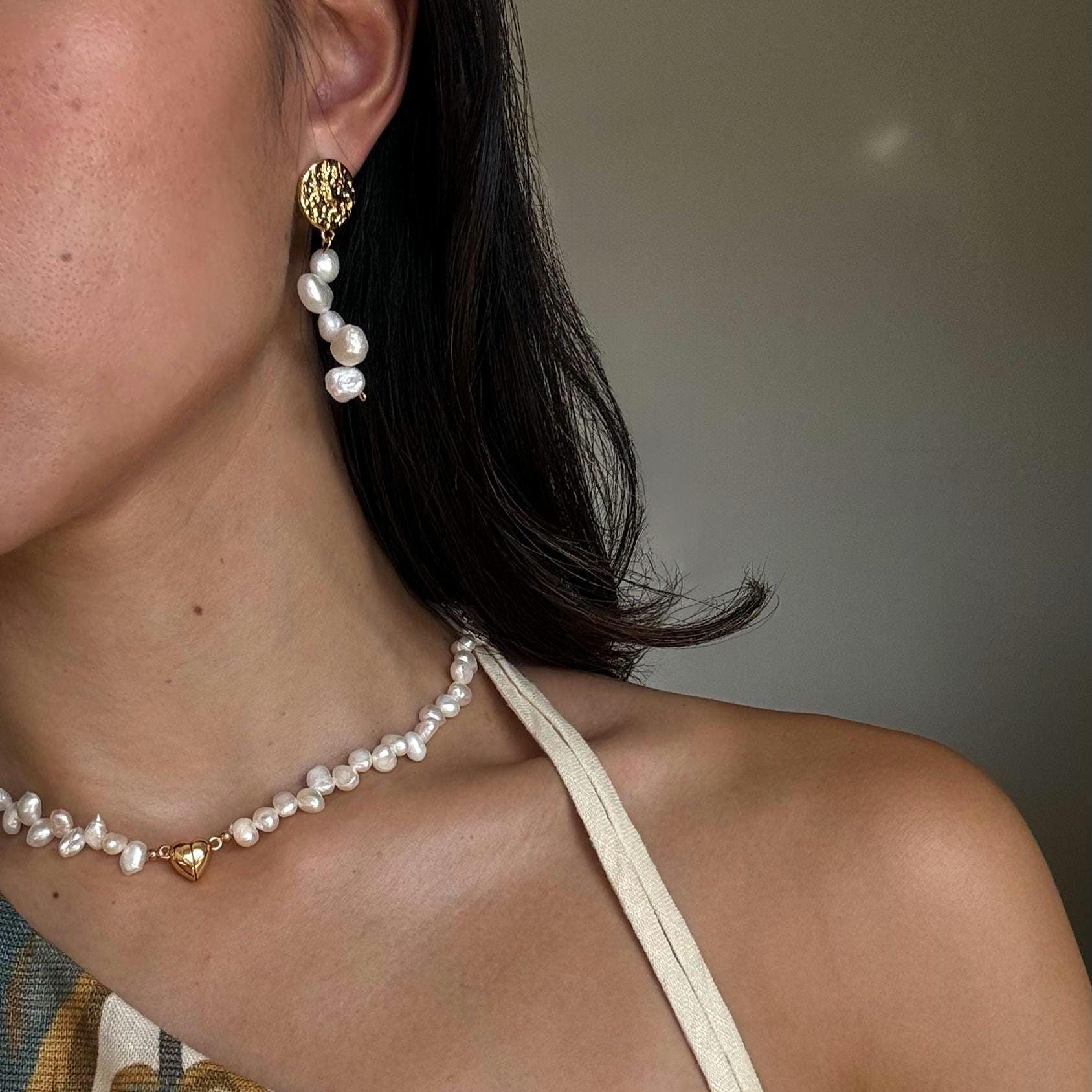 Orecchini pendenti fatti a mano con perle d'acqua dolce riempite d'oro - Italia
