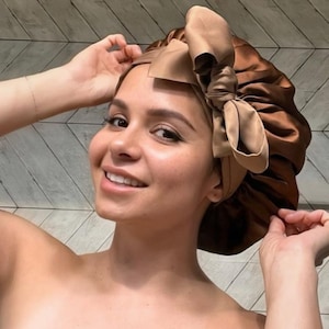 Op de afbeelding: Een set van drie keramische mokken met een gespikkelde, matte afwerking. Elke mok heeft een andere kleur: lichtblauw, crème en grijs. De mokken hebben een eenvoudig, modern ontwerp en een comfortabele handgreep.