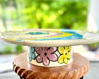 Retro-Vibe-Keramik-Tortenständer, handgefertigt, mit Rad geworfen, gesprenkeltes Steingut, Popkultur, Mod mit Blumenmuster, Seite B, Keramik