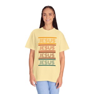 Réconfort divin : t-shirt unisexe Jesus teint en pièce image 4