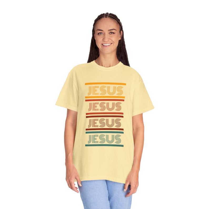 Réconfort divin : t-shirt unisexe Jesus teint en pièce image 4