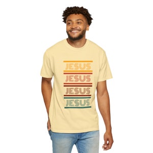 Réconfort divin : t-shirt unisexe Jesus teint en pièce image 8