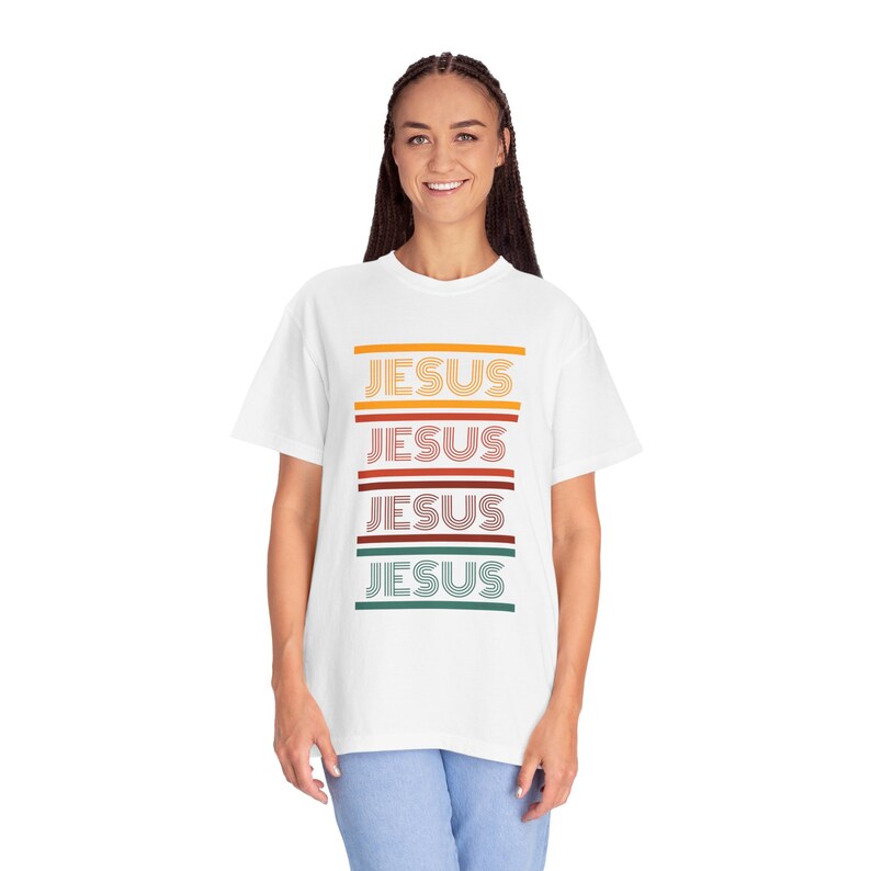 Réconfort divin : t-shirt unisexe Jesus teint en pièce image 3