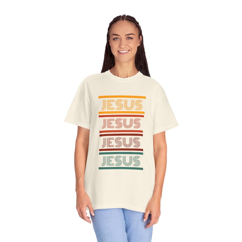 Réconfort divin : t-shirt unisexe Jesus teint en pièce image 1