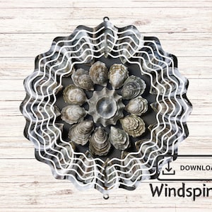 Puede incluir: Un molinillo de viento de metal blanco con un diseño circular que presenta un mandala de conchas de ostras. El molinillo de viento tiene un diseño en capas con múltiples círculos concéntricos.