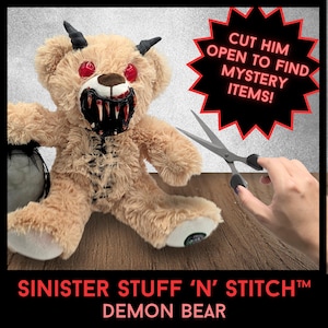 Op de afbeelding: Een beige pluche demonenbeer met zwarte hoorns, rode ogen en een brede mond met scherpe tanden. De beer heeft zwarte stiksels op de borst. Een rode ster-afbeelding vermeldt: CUT HIM OPEN TO FIND MYSTERY ITEMS! Tekst onderaan: SINISTER STUFF 'N' STITCH™ DEMON BEAR.