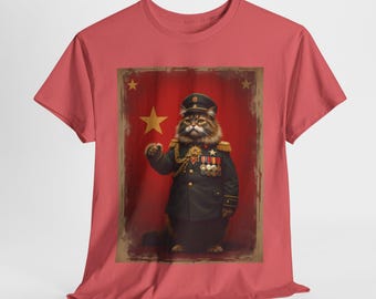 Puede incluir: Una camiseta roja con una imagen de estilo vintage de un gato con uniforme militar y una estrella roja sobre un fondo rojo. El gato está de pie en posición de firmes con su pata derecha levantada en señal de saludo.