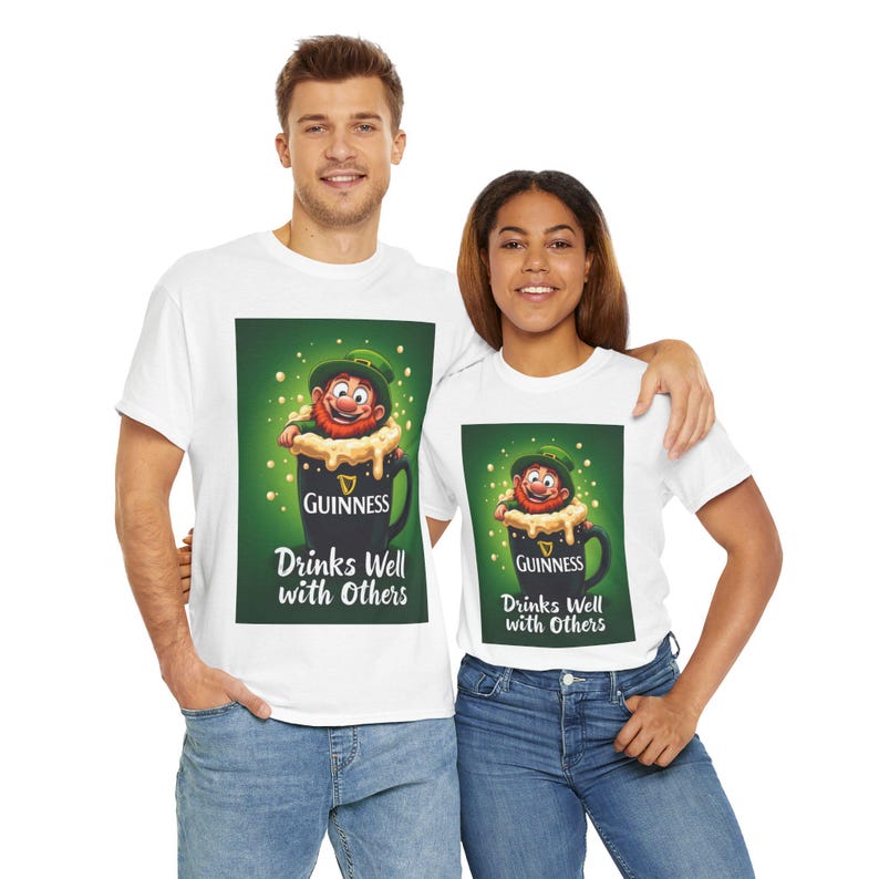 Bebe bem com os outros Duende bêbado rastejando para fora da cerveja Guinness Pint Dia de São Patrício Irlanda irlandesa Trevos engraçados Camiseta para beber imagem 9