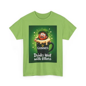 Bebe bem com os outros Duende bêbado rastejando para fora da cerveja Guinness Pint Dia de São Patrício Irlanda irlandesa Trevos engraçados Camiseta para beber imagem 3