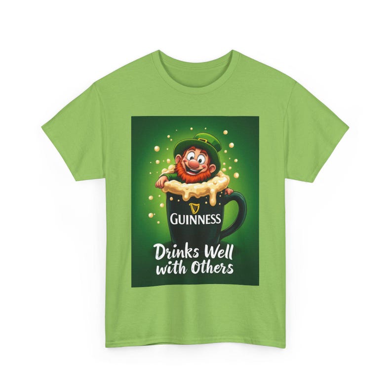 Bebe bem com os outros Duende bêbado rastejando para fora da cerveja Guinness Pint Dia de São Patrício Irlanda irlandesa Trevos engraçados Camiseta para beber imagem 3