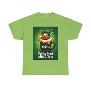 Bebe bem com os outros Duende bêbado rastejando para fora da cerveja Guinness Pint Dia de São Patrício Irlanda irlandesa Trevos engraçados Camiseta para beber imagem 2