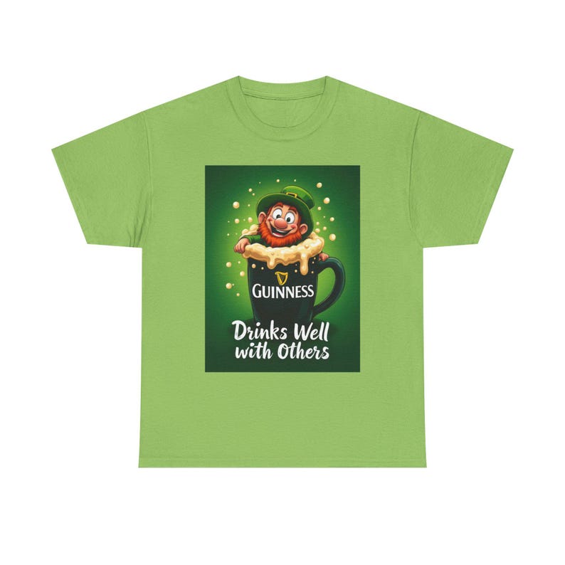 Bebe bem com os outros Duende bêbado rastejando para fora da cerveja Guinness Pint Dia de São Patrício Irlanda irlandesa Trevos engraçados Camiseta para beber imagem 2
