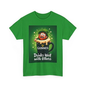Bebe bem com os outros Duende bêbado rastejando para fora da cerveja Guinness Pint Dia de São Patrício Irlanda irlandesa Trevos engraçados Camiseta para beber imagem 8