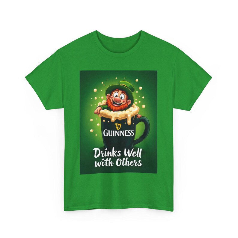 Bebe bem com os outros Duende bêbado rastejando para fora da cerveja Guinness Pint Dia de São Patrício Irlanda irlandesa Trevos engraçados Camiseta para beber imagem 8