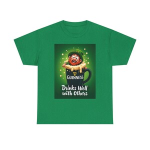 Bebe bem com os outros Duende bêbado rastejando para fora da cerveja Guinness Pint Dia de São Patrício Irlanda irlandesa Trevos engraçados Camiseta para beber imagem 5