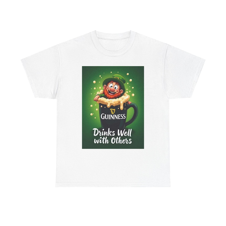 Bebe bem com os outros Duende bêbado rastejando para fora da cerveja Guinness Pint Dia de São Patrício Irlanda irlandesa Trevos engraçados Camiseta para beber imagem 1