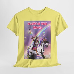 夢を信じるユニコーンTシャツ、ユーモアたっぷりのユニセックスヘビーコットンTシャツ、ユニコーン好きへのギフト、楽しい誕生日プレゼント、ユニークなグラフィックTシャツ